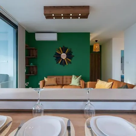 Beachcomber 2-bedroom In * Larnaka