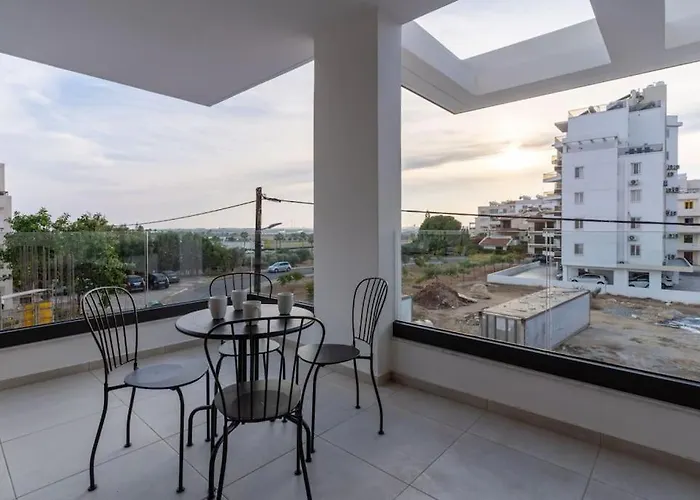 Beachcomber 2-bedroom In Apartamento Lárnaca